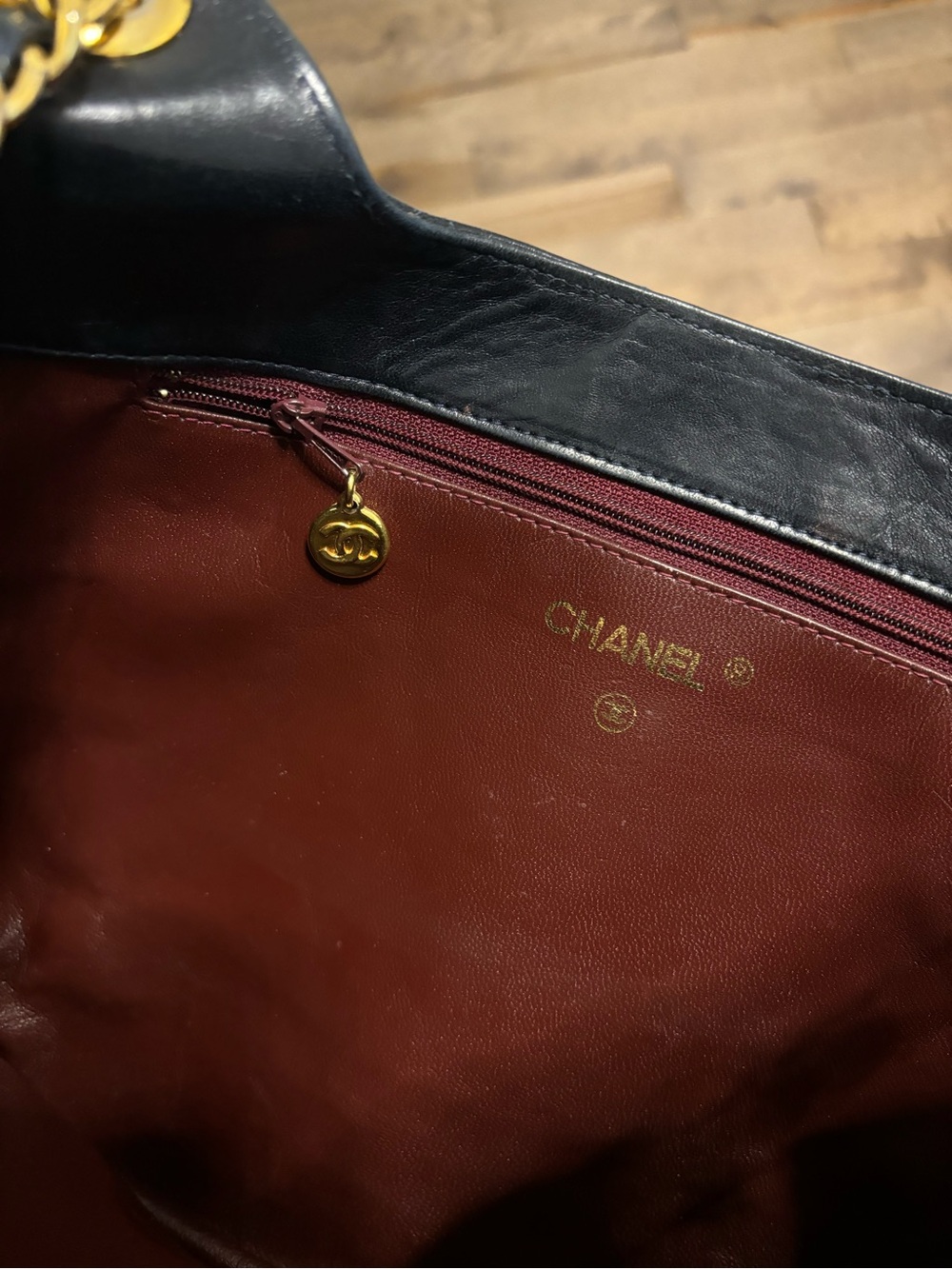 Vintage Chanel black quilted lambskin shoulder bag 24k gold-plated hardware - Picture 5 of 9